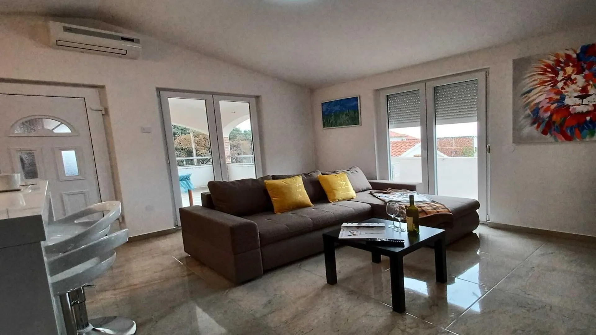 Beachfront Apartment With Balcony And Sea View ヴーシ